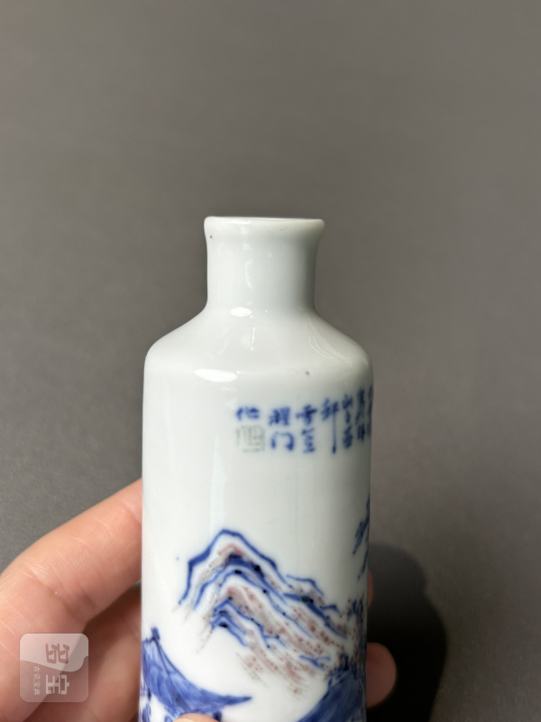清光绪 青花釉里红山水人物图诗文鼻烟壶（带木底座） - 图16
